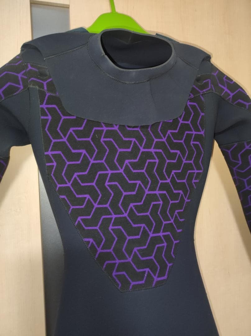 お値下げ!! RVCA セミドライ　チェストジップ　MLサイズ位です