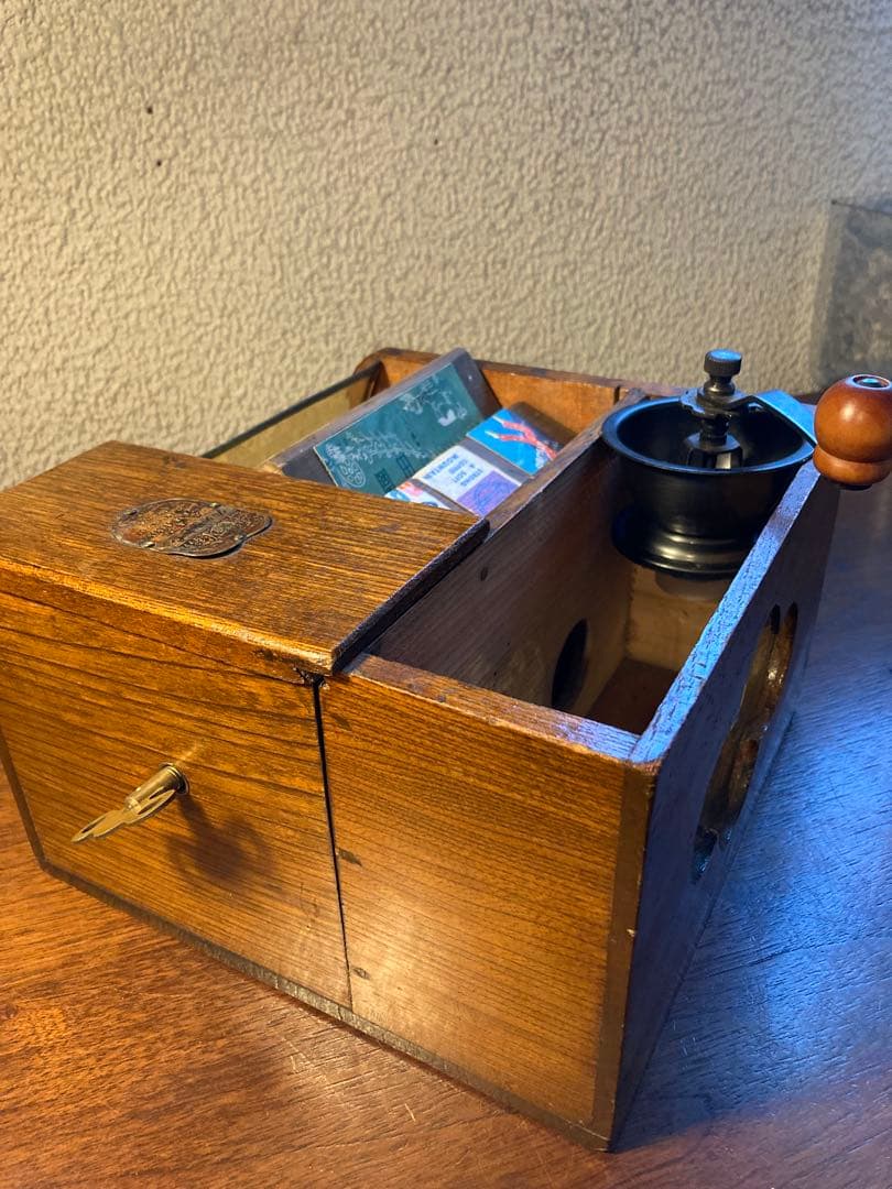 連休特価　喫茶店巡り　ＢＯX ゼンマイを回すとゆっくりボードが回転します。