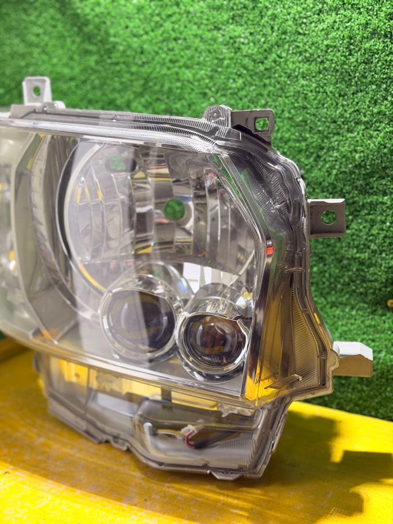 トヨタ 200系ハイエース 後期LED ヘッドライト KOITO 26-137右