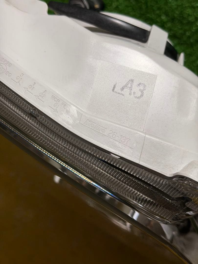 トヨタ 200系ハイエース 後期LED ヘッドライト KOITO 26-137右