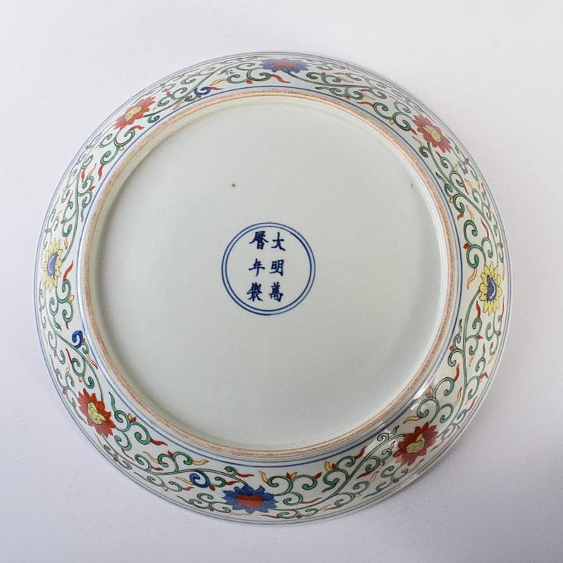 中国　大明萬暦年製　五彩花文　大皿　飾り皿　直径約39㎝　V　R7817C
