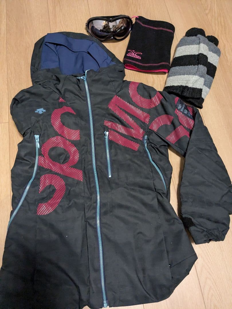 デサント スノーウェア Mサイズ 未使用品　黒ピンク　ゴーグル　ヒップパッドつき
