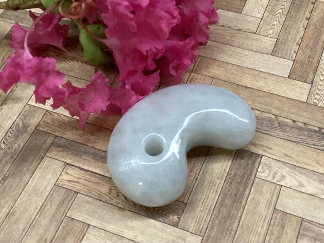 ✳買って損無し‼️氷肌アイスジェイド糸魚川翡翠　本物硬玉勾玉　守護石お守り鑑別書付