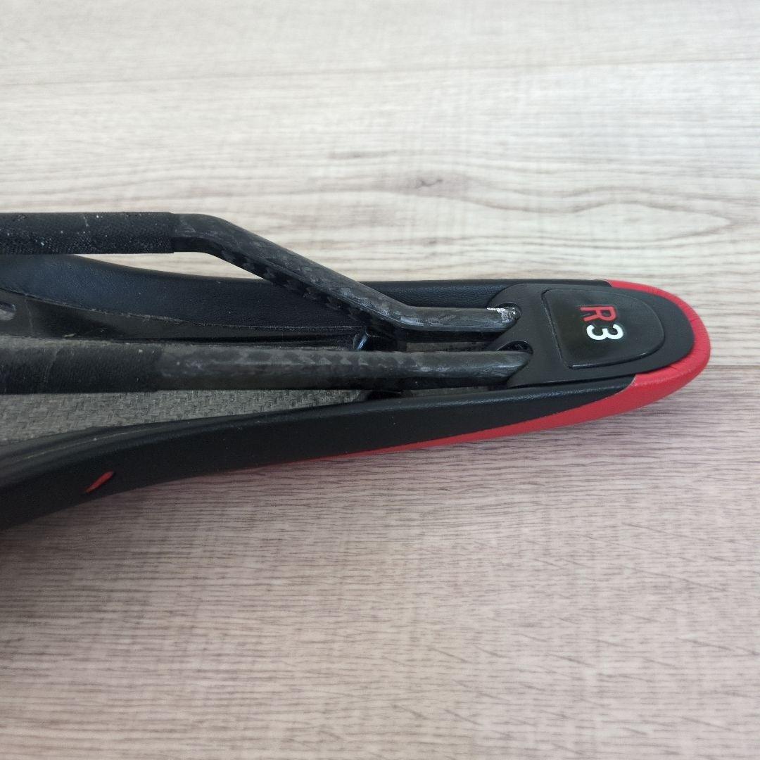 フィジーク　アリオネR3 カーボン　サドル
