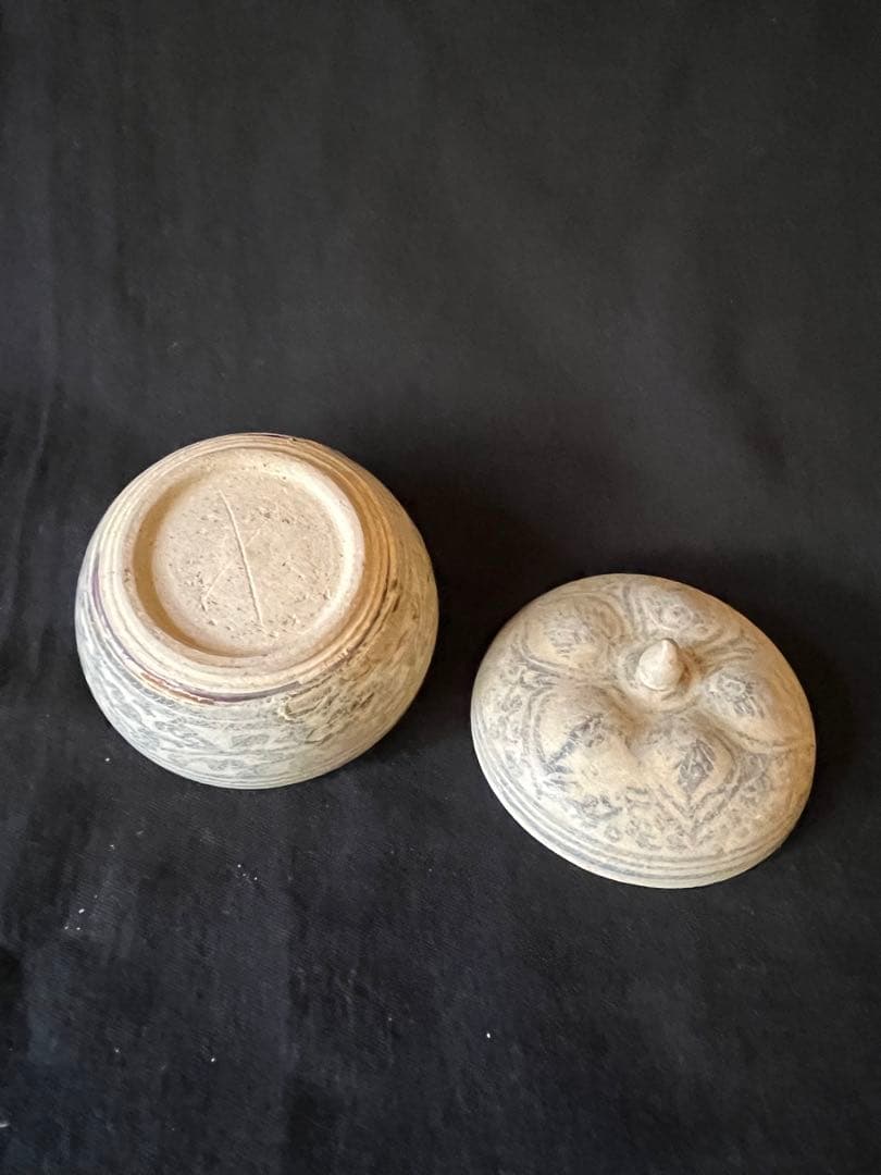 もうレア ！タイスンコロク鉄絵合子 穏やかで丁寧な絵付け 窯印がいい