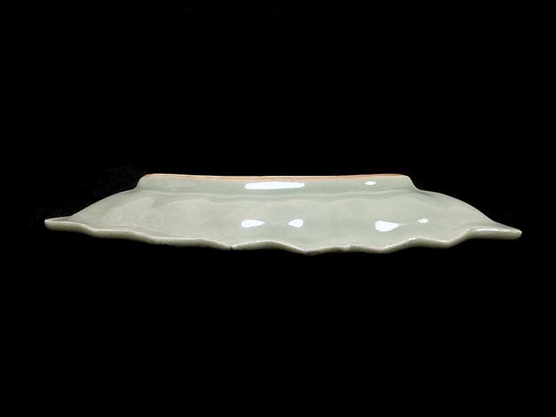 三田青磁　岩に菊の図　扇形手塩皿　C468AS-BZg