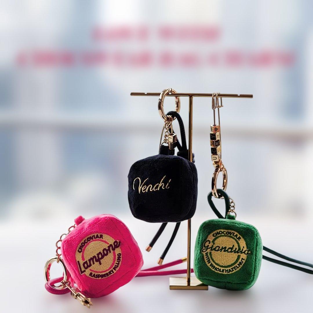 Venchi ヴェンキ　ロゴ入りバッグチャーム　チョコビア　ラズベリー　ピンク