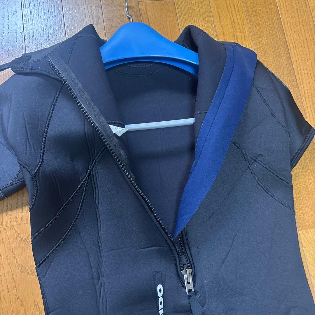 スキューバダイビング　ウェットスーツ