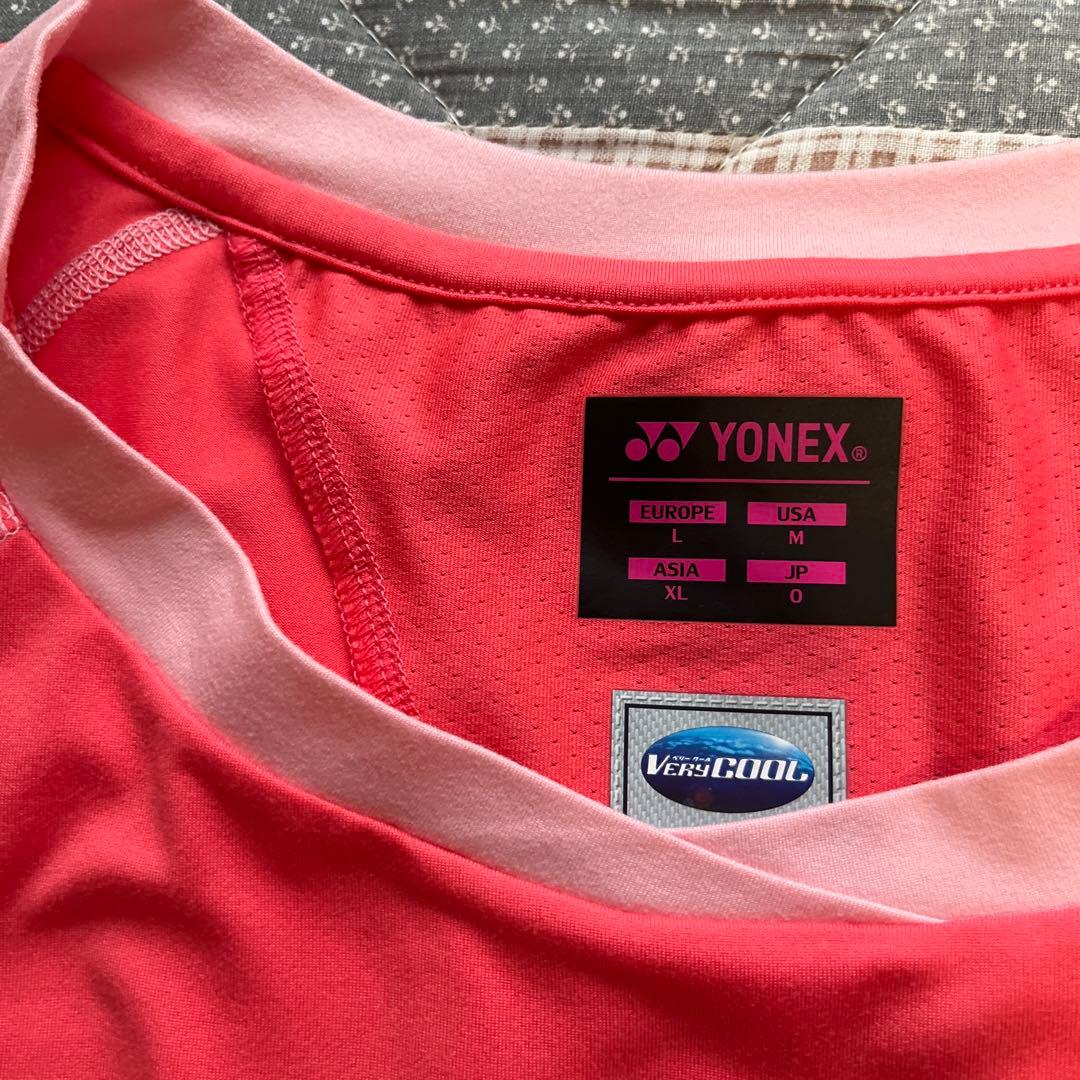 YONEX テニスウェアピンク Tシャツとベージュスカート