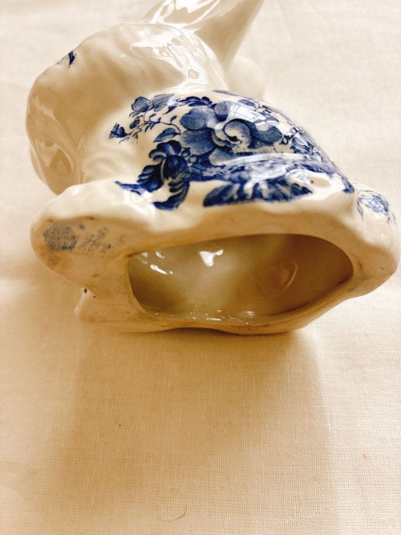 イギリスヴィンテージ　CrownDevon バスケットに花　うさぎ歯ブラシたて