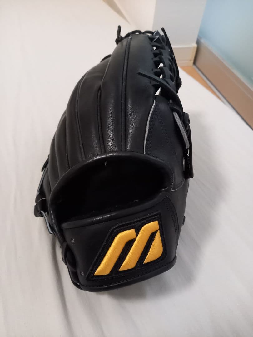 硬式野球グローブ 黒 レザー Mロゴ