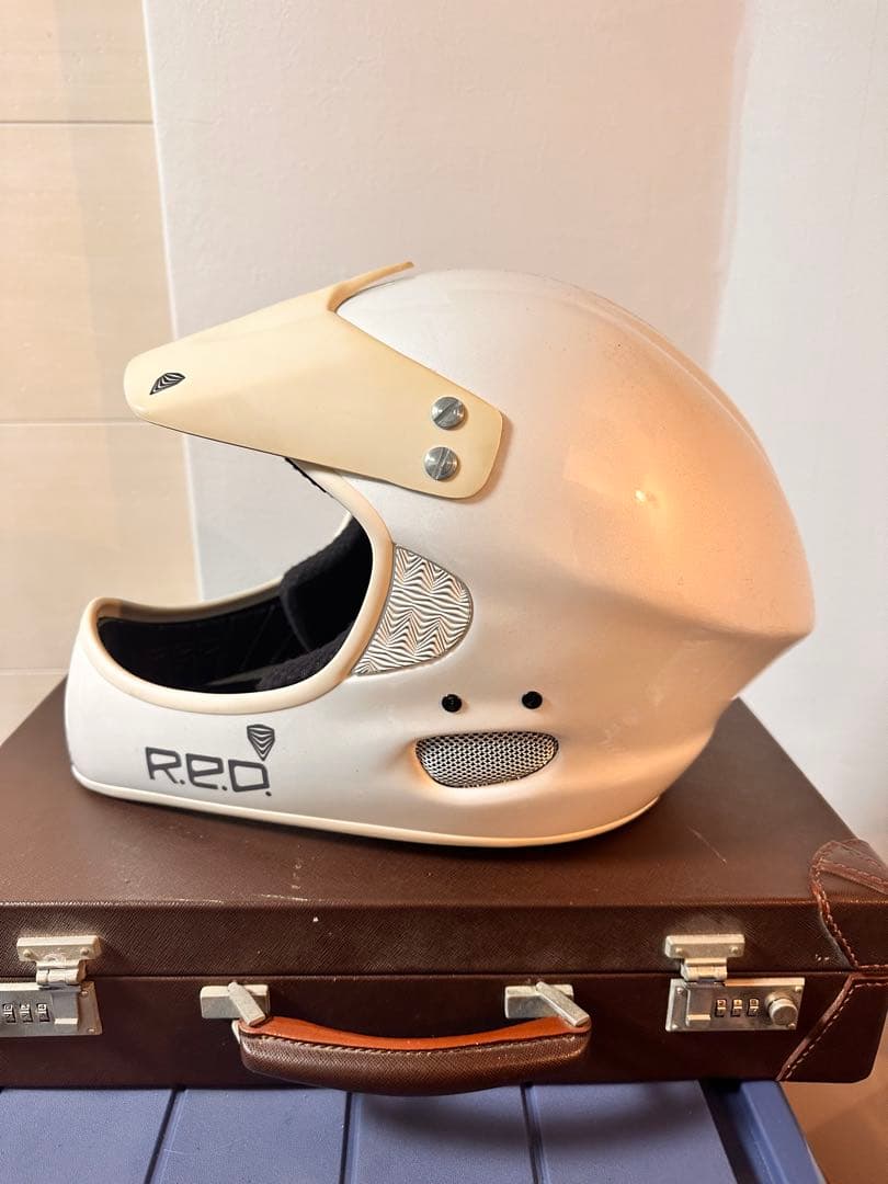 RED ホワイト スノーボードヘルメット