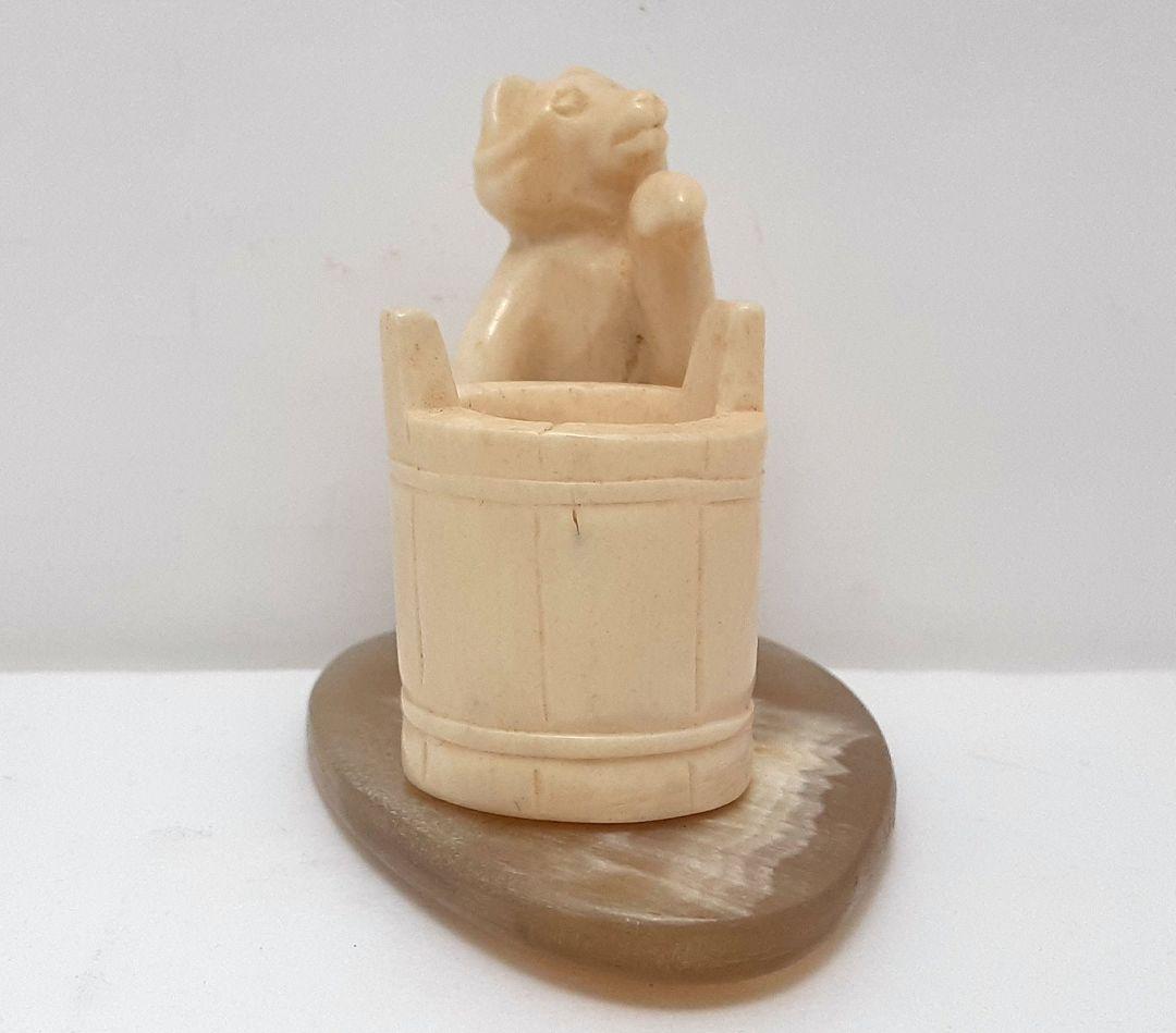 Y1701-2 最高級極上 熊と桶 置物 天然素材 重量85.7g