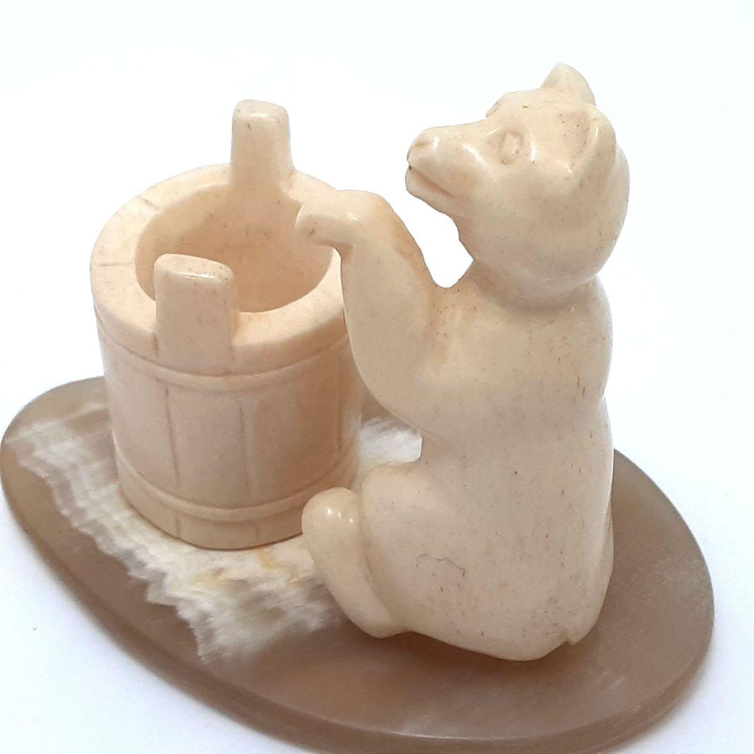 Y1701-2 最高級極上 熊と桶 置物 天然素材 重量85.7g