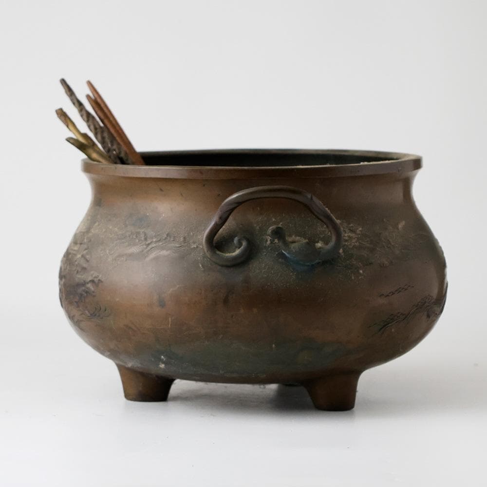 時代年代物 古銅 三つ足 火鉢 瓶掛 盛上 山水楼閣 青海波 図 五徳 火箸