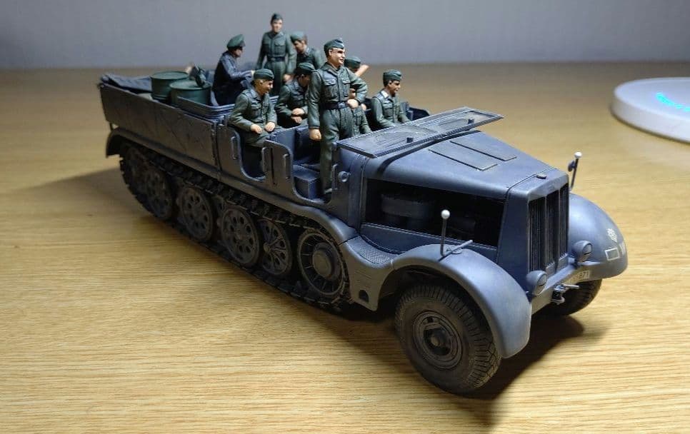 タミヤ模型 完成品 1/35 ドイツ18トン重ハーフトラック ドイツ兵9体付き