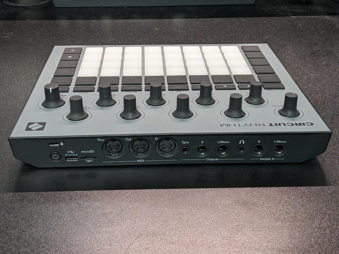 Novation Circuit Rhythm（サーキットリズム）