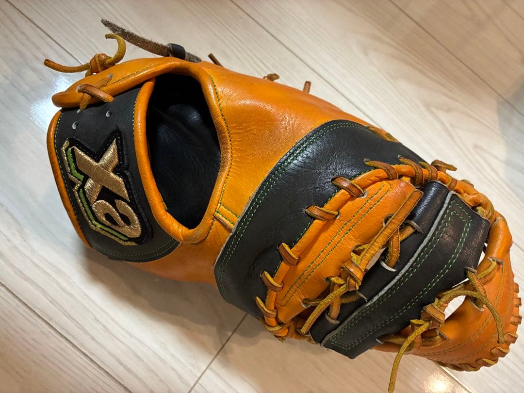 オレンジと黒のファーストミット X9 ザナックス