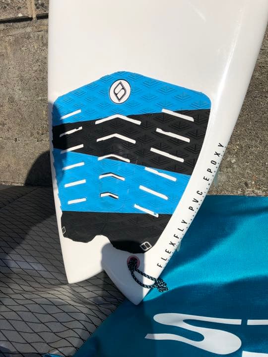 ほぼ新品ジャスティスサーフボードDIVA5プラグ+FCS2フィン+FCSケース