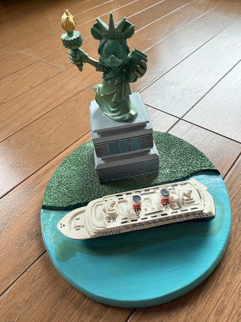 ディズニークルーズ　ニューヨーク　ミニー　置物　自由の女神