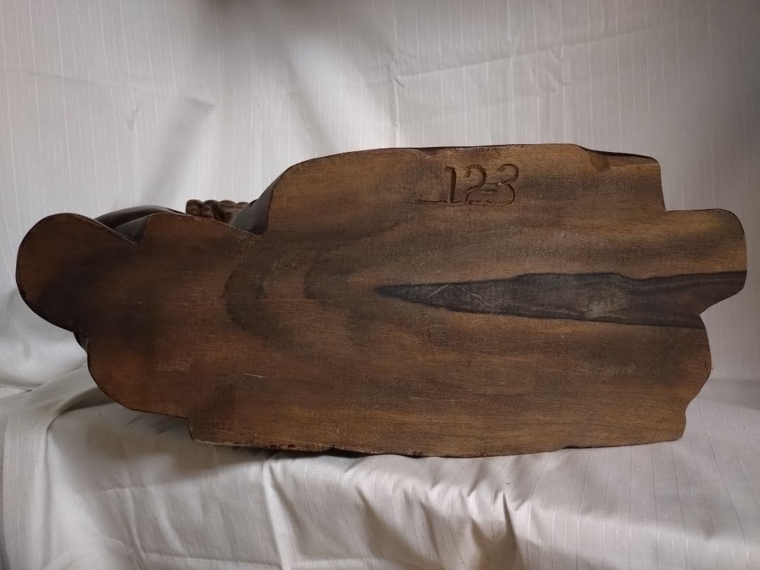 まもる。少林寺拳法木彫達磨（赤檀彫刻）置台付き