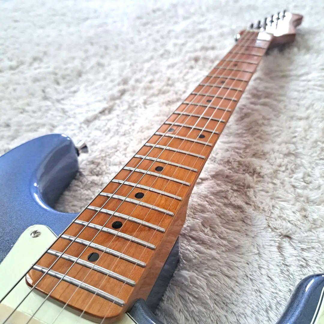 高品質アルダー材とローステッドメイプルネックを採用したプロ仕様のスマートギター