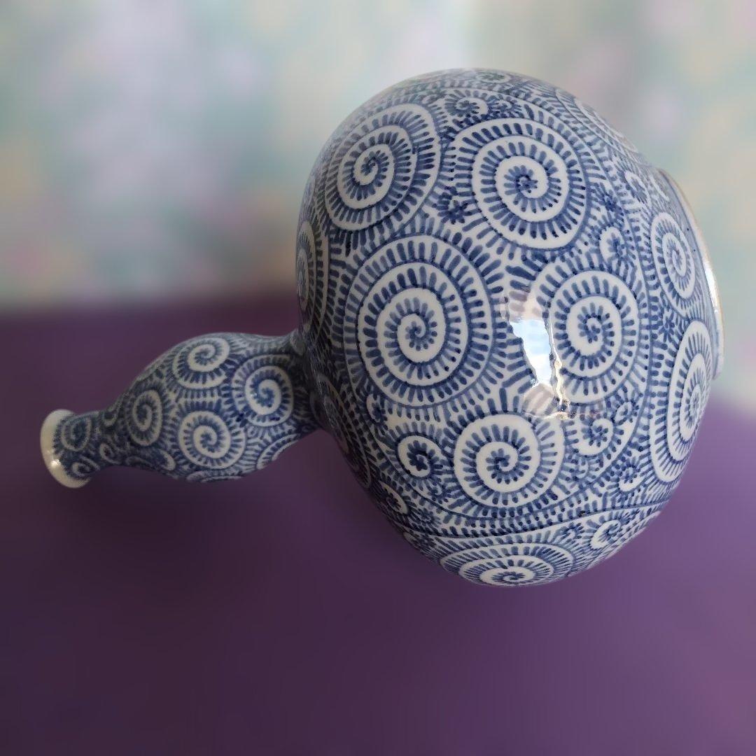 青と白の渦巻き模様(蛸唐草模様)の陶器壺