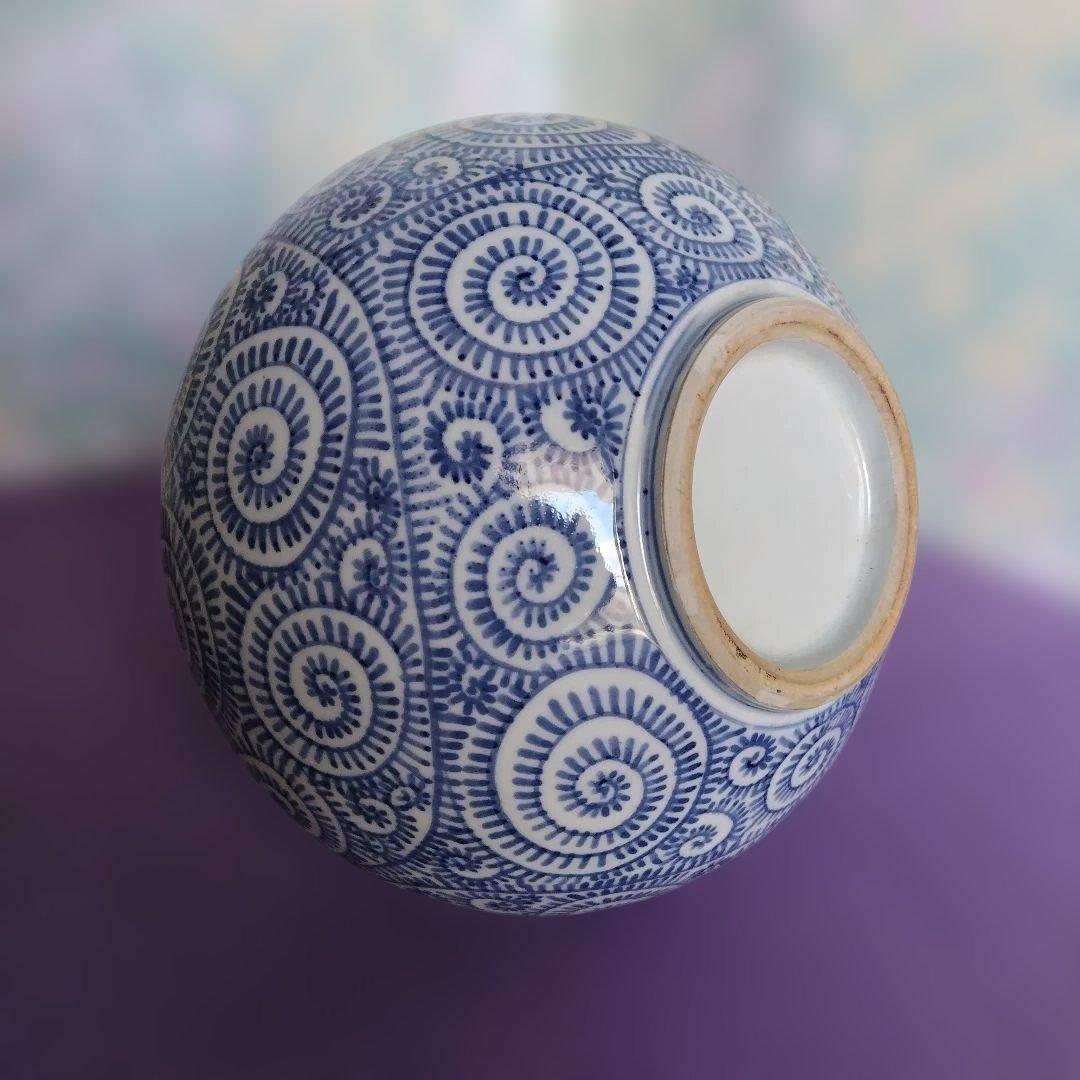 青と白の渦巻き模様(蛸唐草模様)の陶器壺