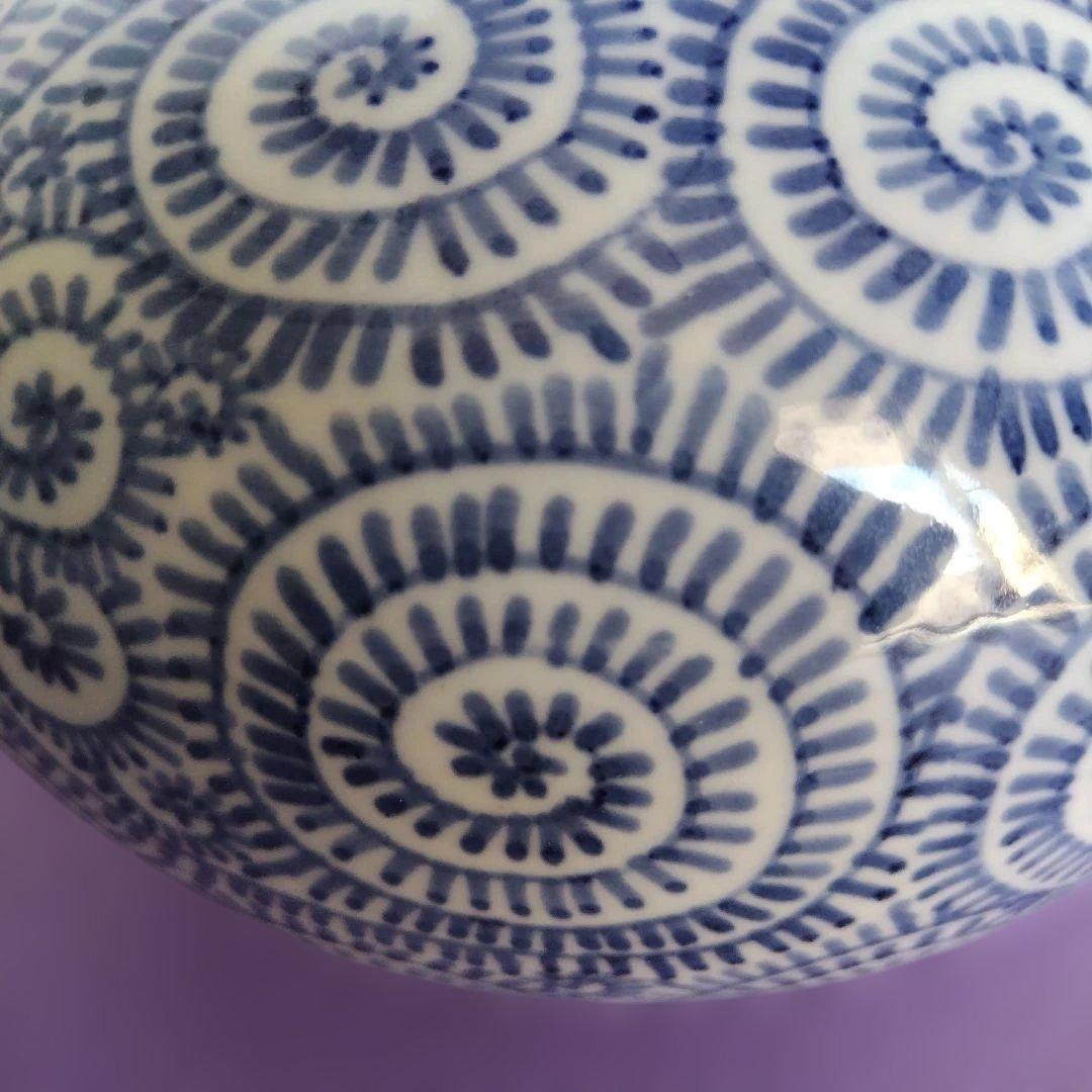 青と白の渦巻き模様(蛸唐草模様)の陶器壺