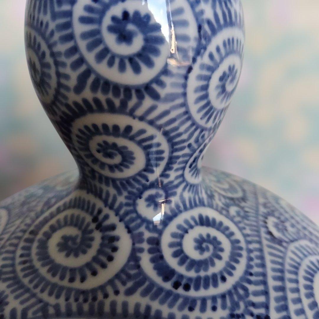 青と白の渦巻き模様(蛸唐草模様)の陶器壺