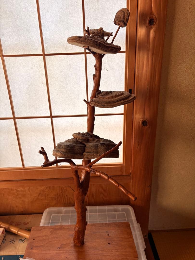 木製と貝殻の置物