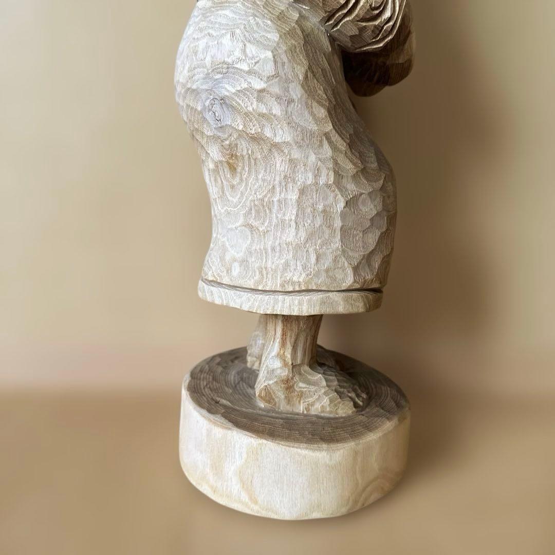 クマを抱いたアイヌ民族の木彫り人形　北海道 置物 彫刻 民芸品 ハンドメード