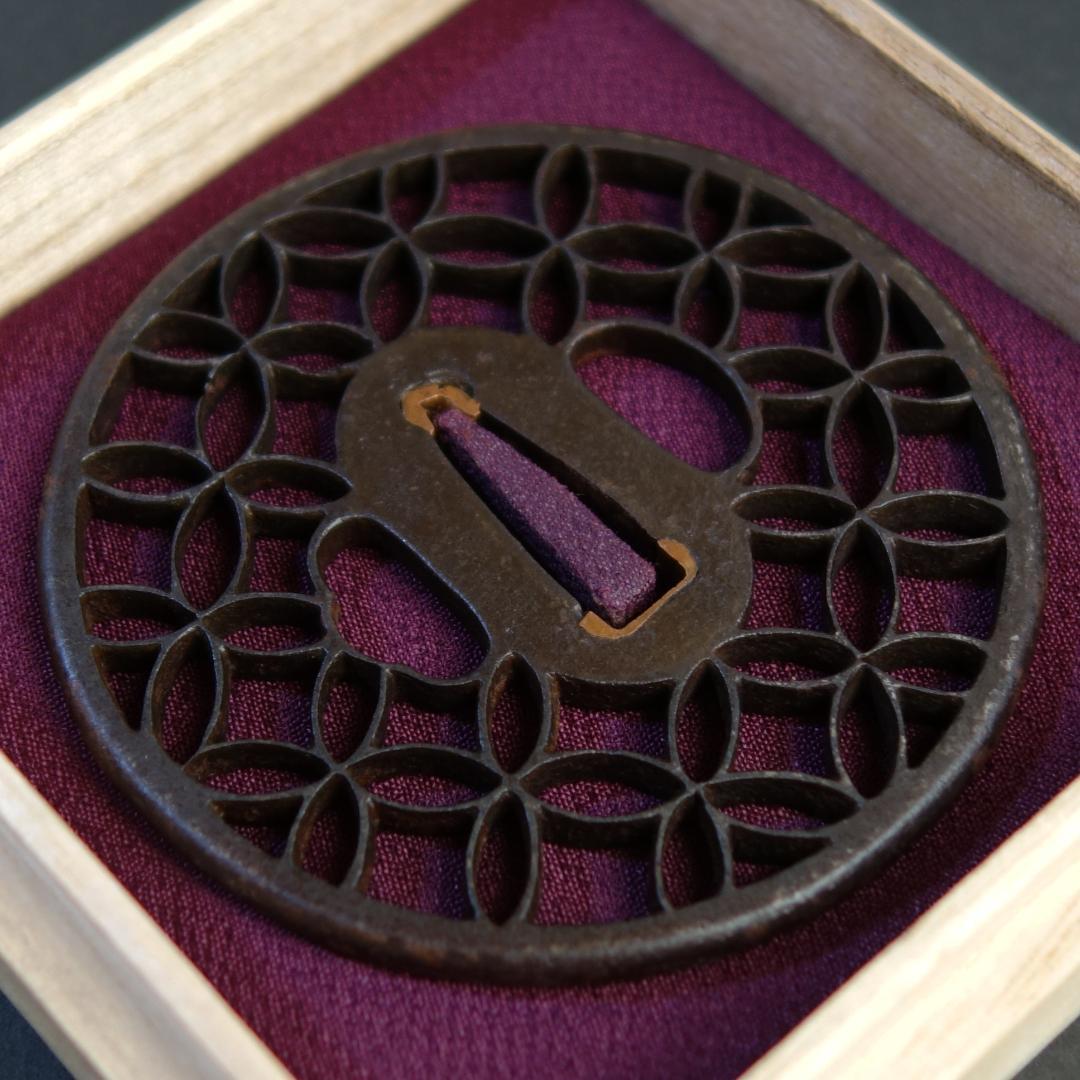 鍔 鐔 刀装具 武具 骨董【京透 七宝文様透鍔】(鍔箱付き)