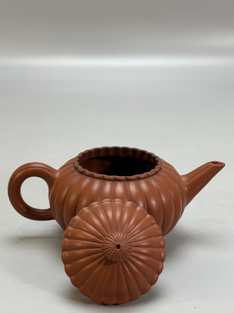 中国茶器　紫砂壺　宜興 在銘 朱泥 菊形 急須 底款：顧景舟