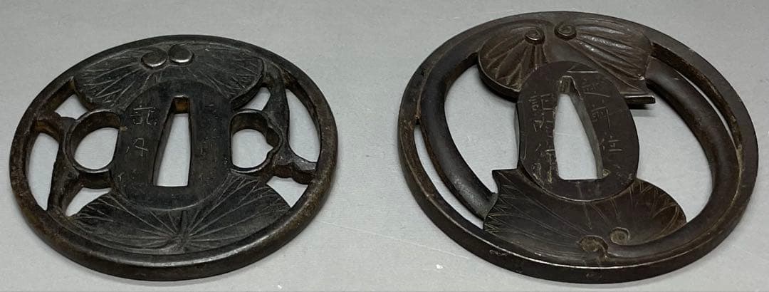 鍔　2枚　越前住記内　在銘　鉄地　象嵌　刀装具　武具　箱付　e2431