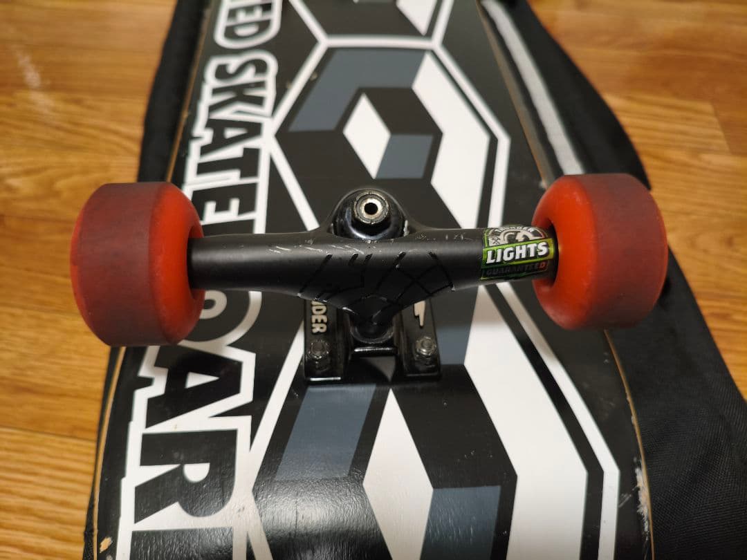 スケートボード (ケース•プロテクター付き！)