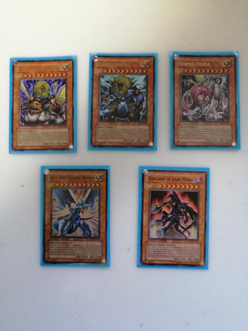 遊戯王カード　２４枚　超レア　ホログラフィック　遊戯と海馬瀬人の缶ケース ２つ