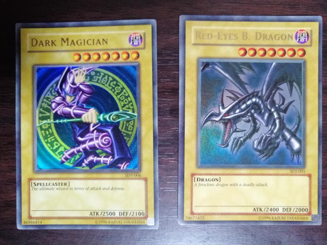 遊戯王カード　２４枚　超レア　ホログラフィック　遊戯と海馬瀬人の缶ケース ２つ