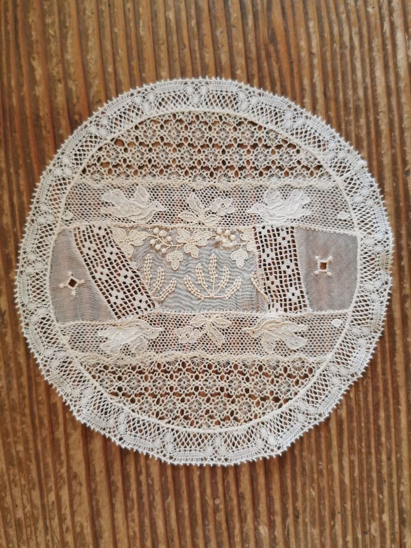 アンティーク 花咲く野を飛ぶバード アランソンレース ✜ 糸花刺繍✾ドイリー