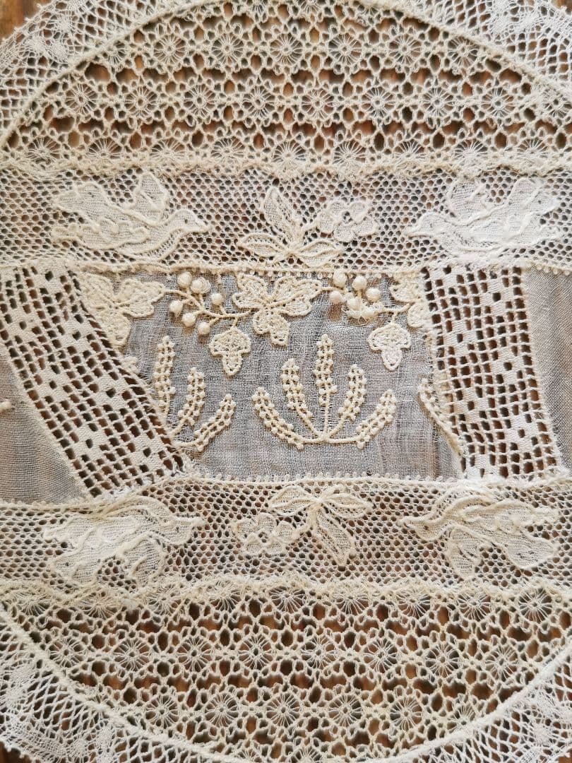 アンティーク 花咲く野を飛ぶバード アランソンレース ✜ 糸花刺繍✾ドイリー