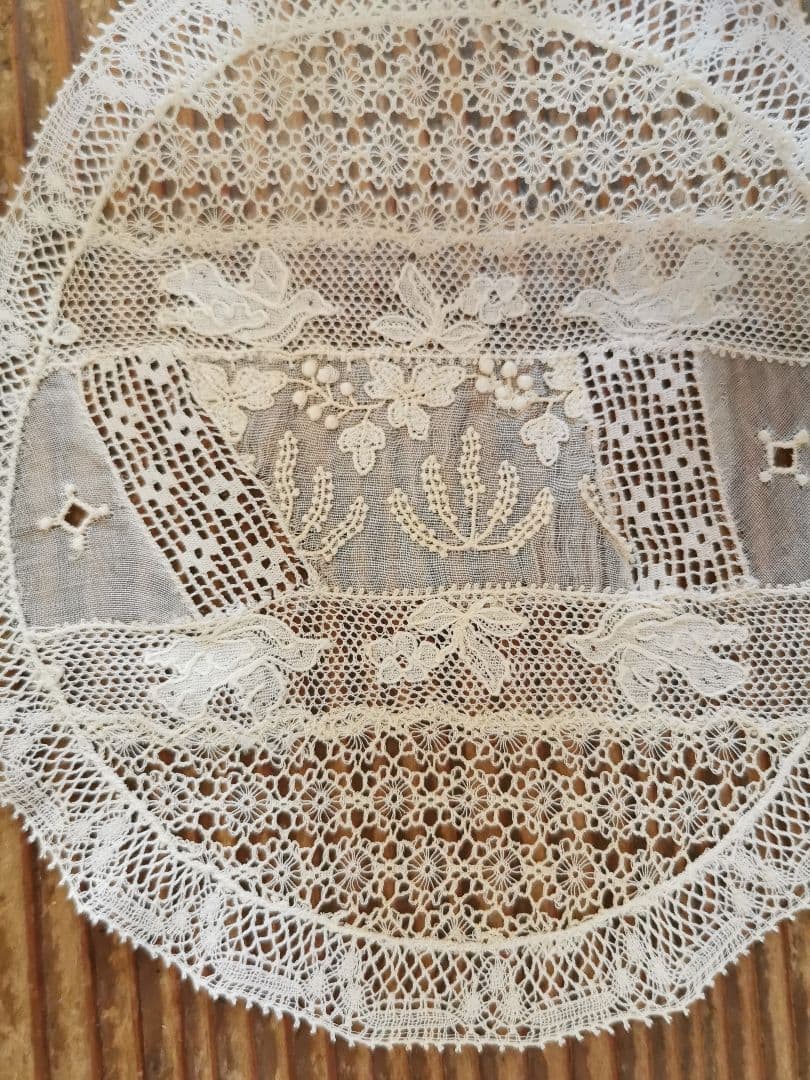 アンティーク 花咲く野を飛ぶバード アランソンレース ✜ 糸花刺繍✾ドイリー