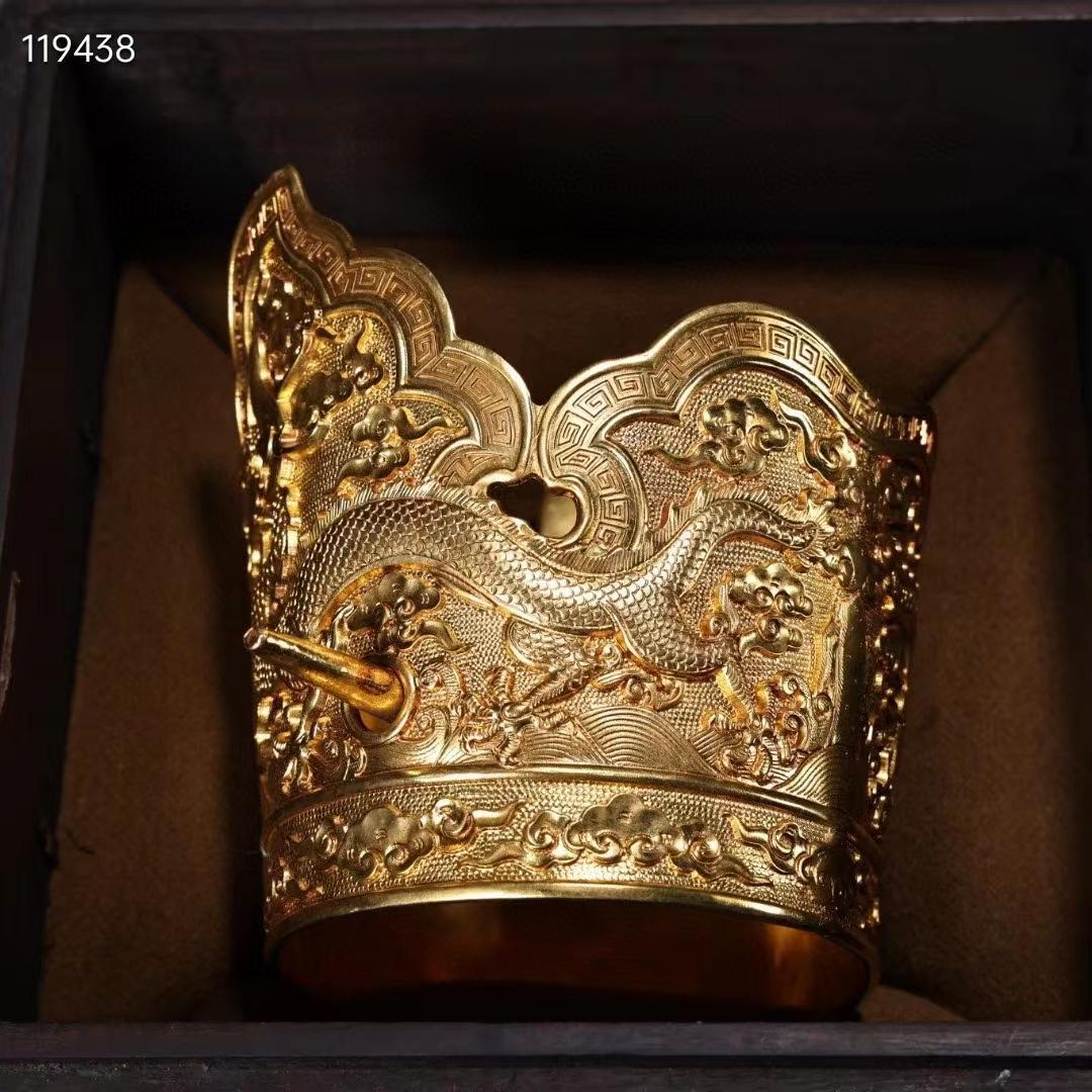 中国古美術· 珍品旧蔵収純銅高浮彫刻鎏金官帽,箱付き文房具·置物·賞物·稀少品