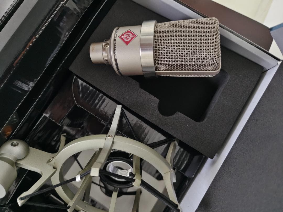NEUMANN TLM102コンデンサーマイク シルバー ショックマウント付