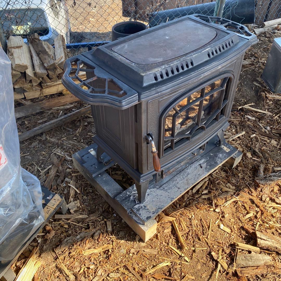 ジャンク品中型薪ストーブ 鋳鉄製 ガラス窓付き