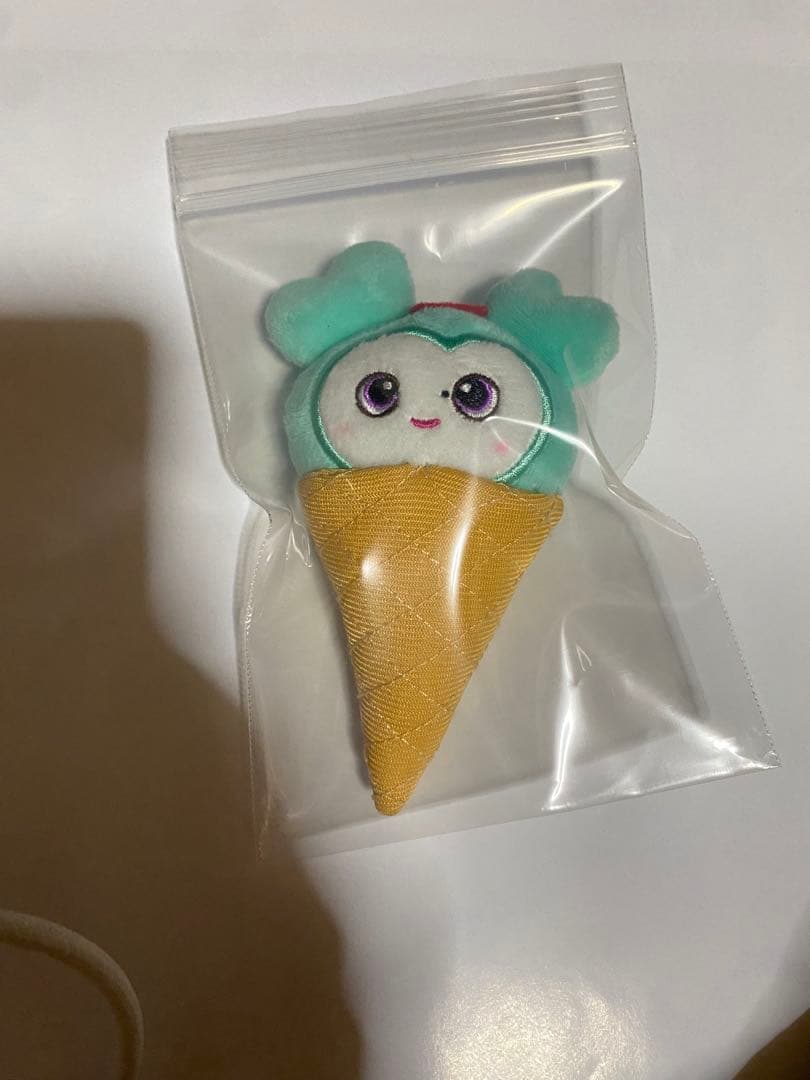 TWICE LOVELYS アイス　ぬいぐるみバッチ　ミナ