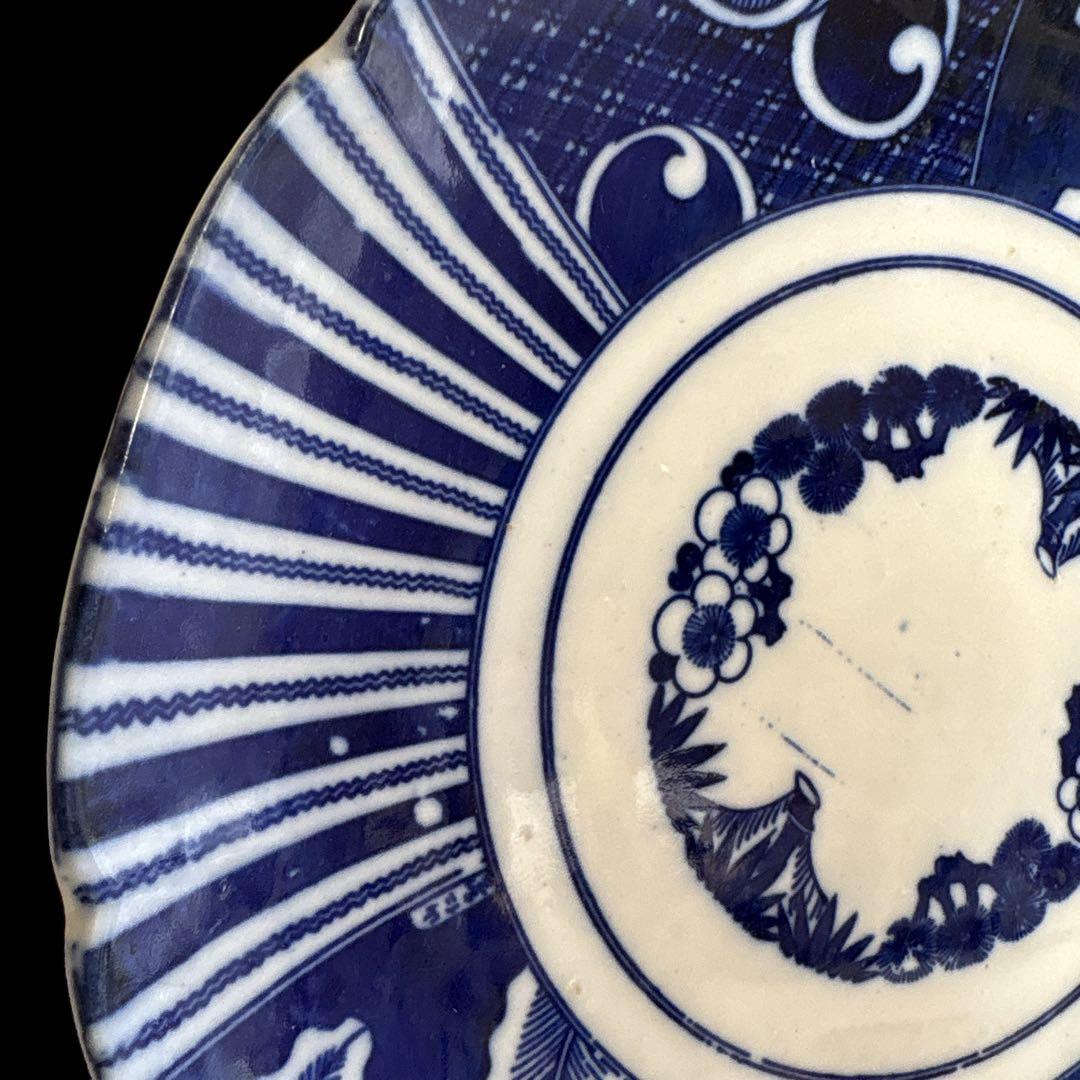 有田焼 染付 濃藍 片身替風 割付文 大皿 渦巻 唐草 葉文 見込花丸文