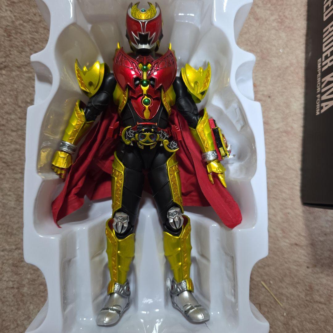 s.hフィギュアーツ　真骨彫製法仮面ライダーキバ　エンペラーフォーム