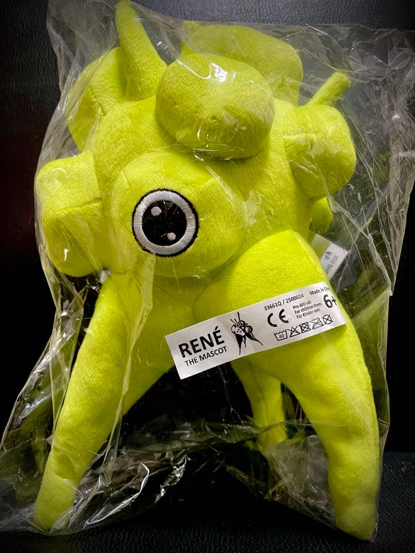 EXPO2025万博　レネ　チェコ館　透明ガラスアートオブジェとぬいぐるみ