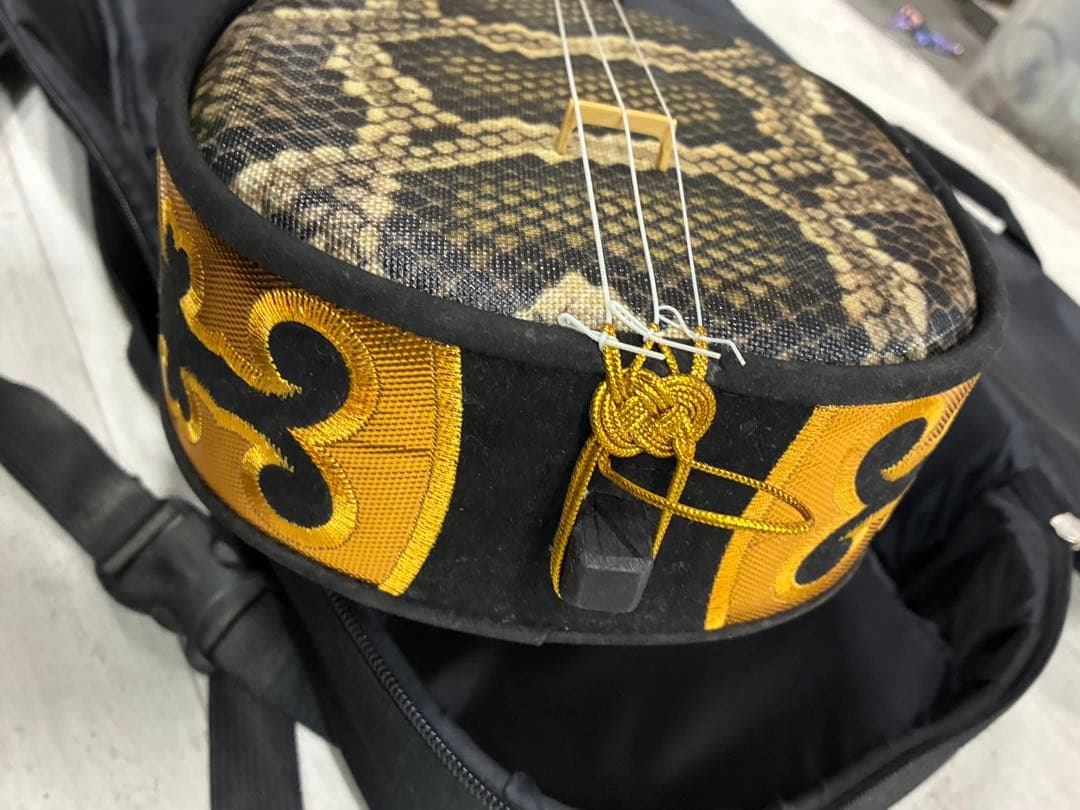 B0105）沖縄三線 蛇三線 人工皮 蛇柄 三味線 和楽器 ケースおまけ