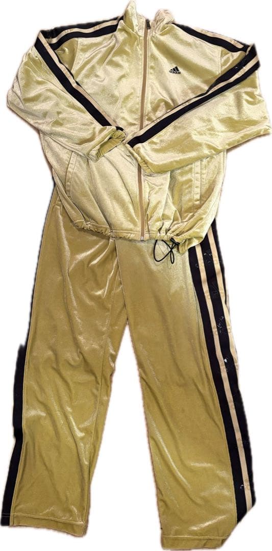 adidasベロアセットアップ